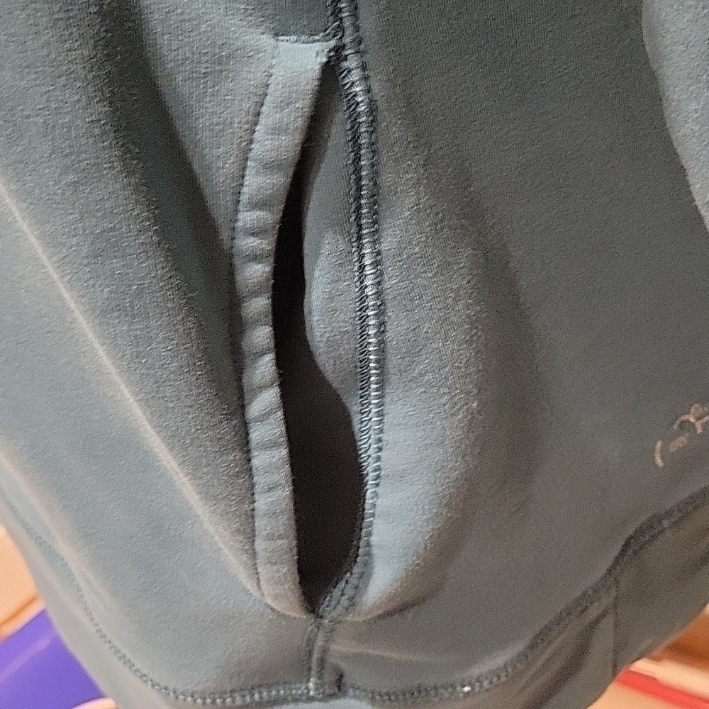 puma blue hoodie sweatshirt. Two side pockets. Size says Large. - Picture 5 of 7